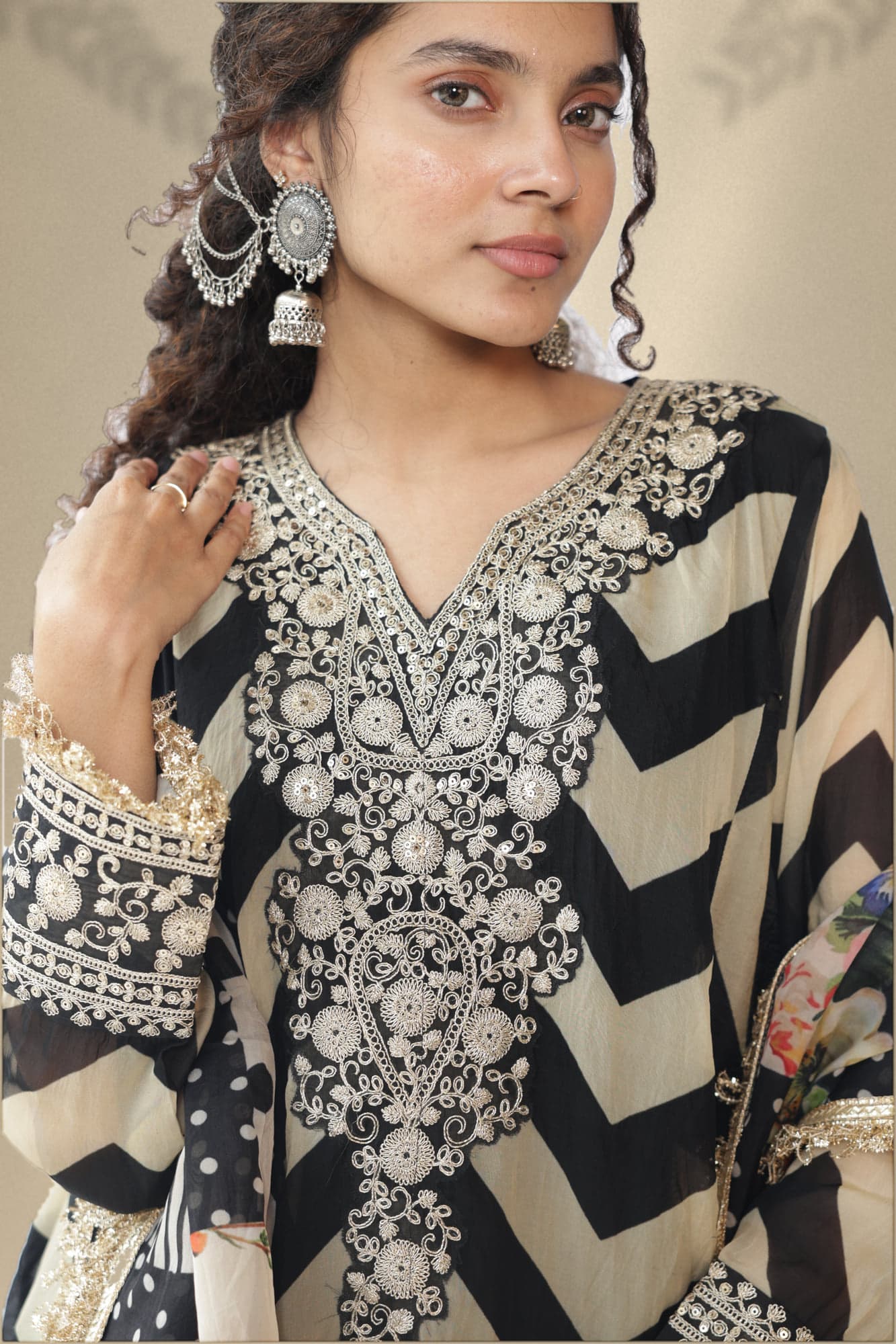 Zoya Chevron Kurta Set, photograph 3 of 11